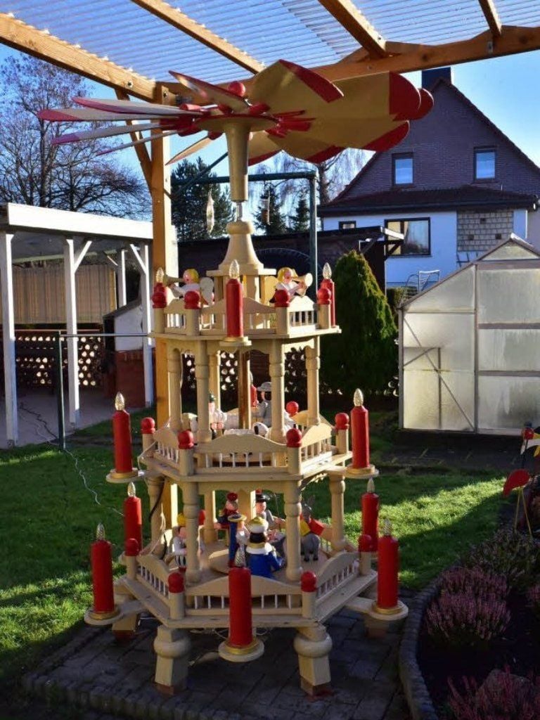 Die Pyramide in Böttchers Garten in Plotha dreht sich in der gesamten Weihnachtszeit und mitunter auch darüber hinaus.