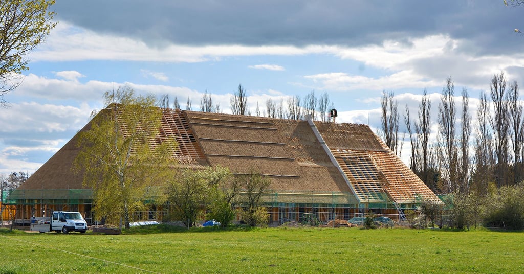 Die neue Krusemarker Kita und Senioren-Tagespflege in Hohenberg-Krusemark beeindruckt schon von Weitem. Das Ausmaß hat seinen Sinn.