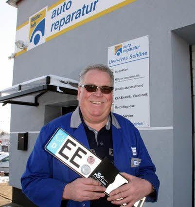 Kfz-Meister Uwe Schöne aus Jessen freut sich auf kurze Wege bei Pkw-Zulassungen mit EE-Tafeln.