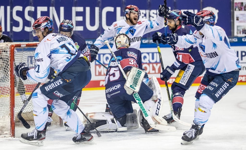 Louis-Marc Aubry (l) von ERC Ingolstadt trifft zum 1:1 gegen Berlins Torwart Mathias Niederberger (3.v.l).
