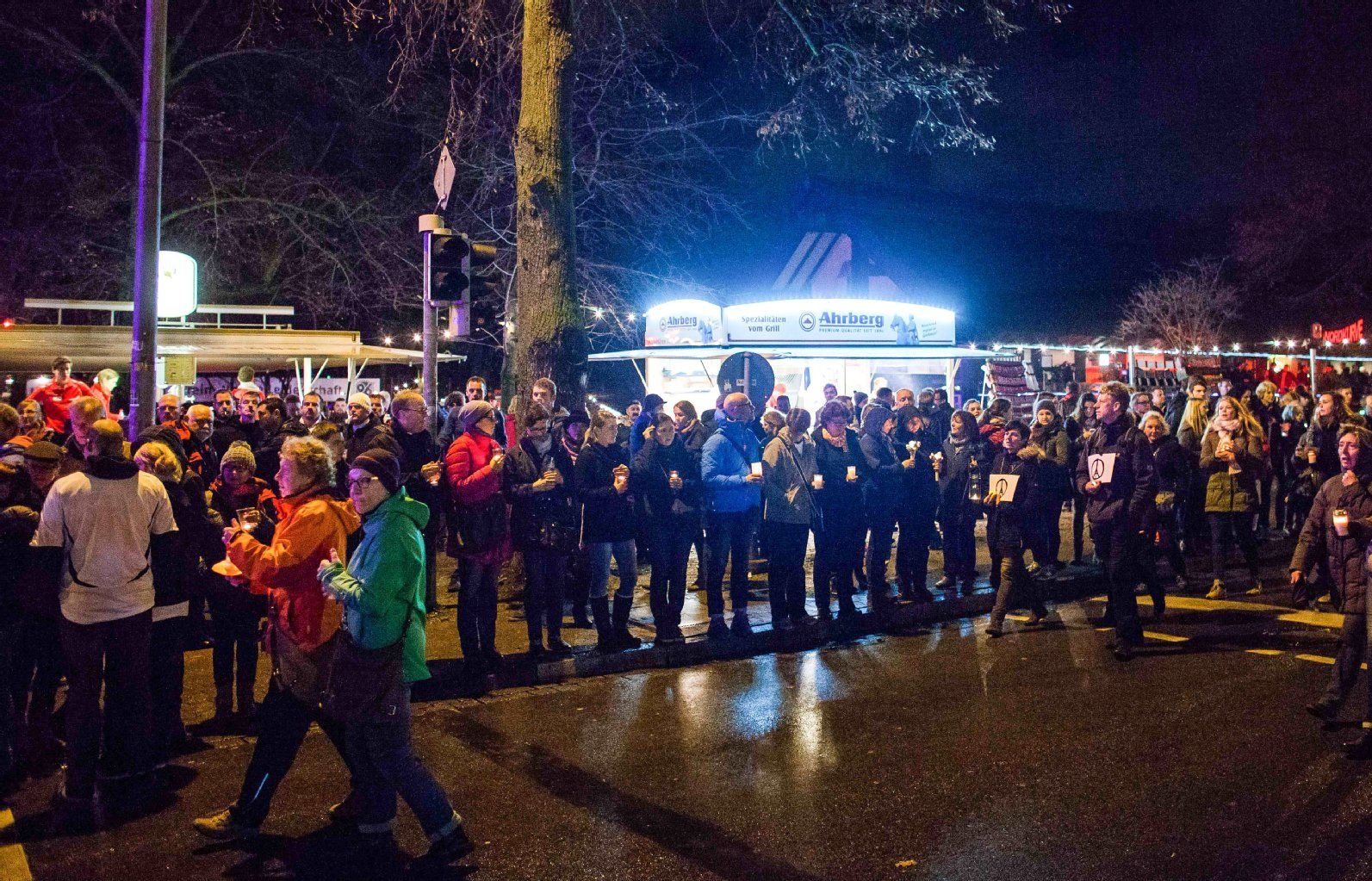 Menschen bilden im Vorfeld des Fußball-Länderspiels Deutschland - Niederlande in der HDI-Arena in Hannover eine Lichterkette.