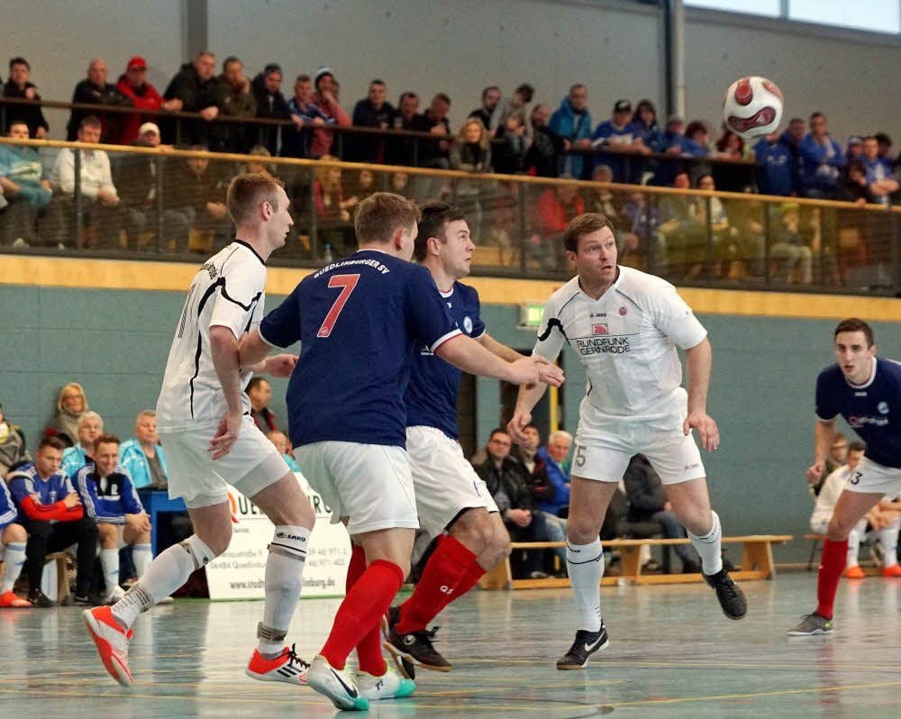 Nachdem der QSV II (blau) mit einem 1:4 gegen Markranstädt startete, fing sich das Team und besiegte alle anderen Teams wie Liga-Gegner Gernrode (weiß) 2:0. Hier sehen Marcel Zinke, Michel Sauerzapf, Sebastian Stosch, Dimitri Klimow und Erik Brahmann (v.l.) lauern auf den fliegenden Ball zu.