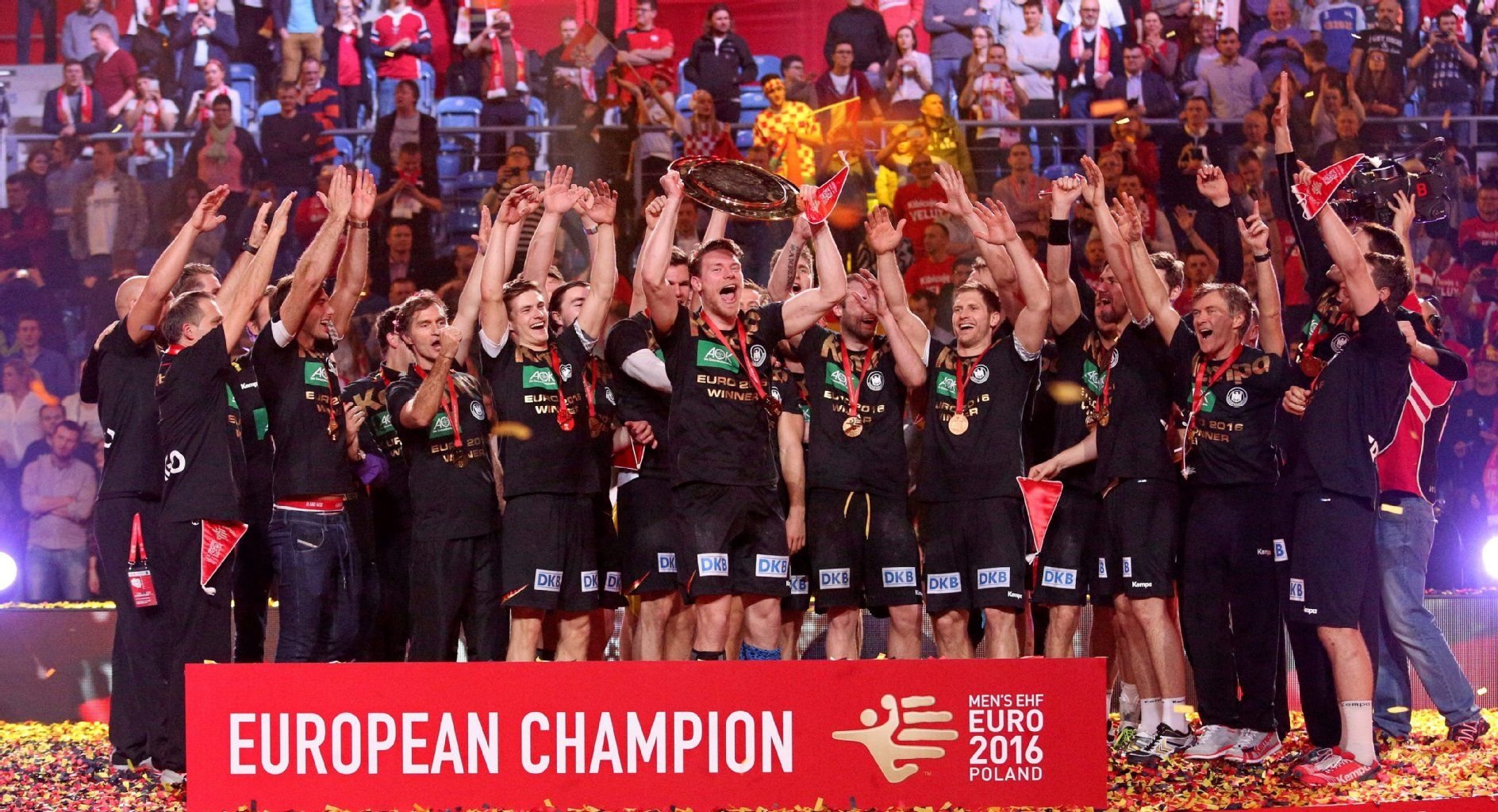Die deutschen Handballer feiern den Europameistertitel.