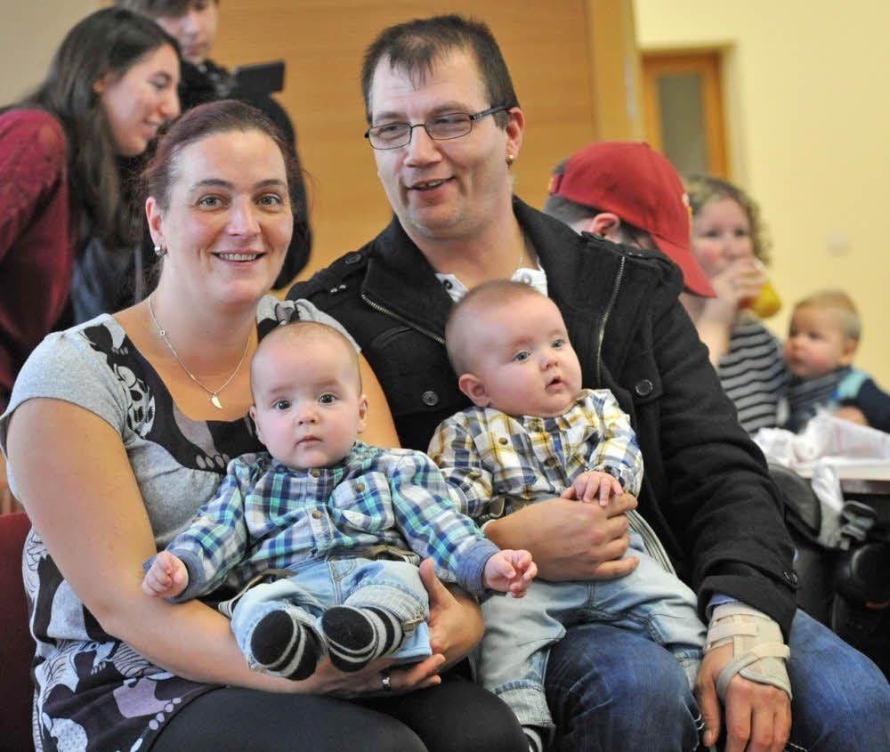 Auch die Zwillinge Elias und Louis - hier mit ihren Eltern Sandra und Sören Zeisler - wurden begrüßt.