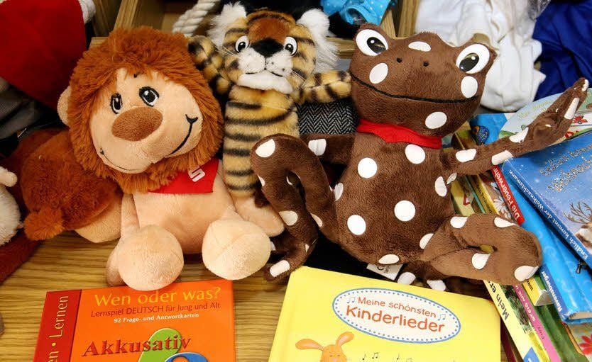 Spielzeug „überlebt“ in den Regalen der Kammer nur wenige Tage. Und Kinderbücher sind für den Sprachunterricht generationenübergreifend wichtig.
