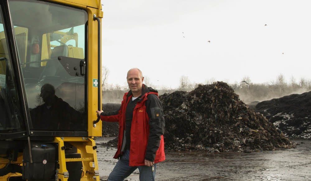 Hans-Jürgen Stahl, Chef des Betriebshofes Wolfen der Kreiswerke ABI, auf dem Bio-Hof in Bitterfeld.