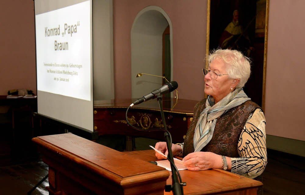 Elvira Bach erinnert an ihren Großvater und dankt jenen, die halfen, seiner mit einer Festveranstaltung zu gedenken. Sie nannte unter anderem Petrik Wittwika, Vorsitzender des Museums-Fördervereins, das Museum Schloss Moritzburg, das Stadtarchiv und den Geschichts- und Altertumsverein.
