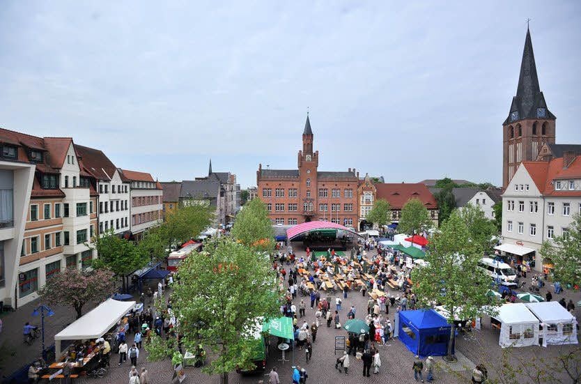 Der Seniorenmarkt vor dem Rathaus ist immer gut besucht.