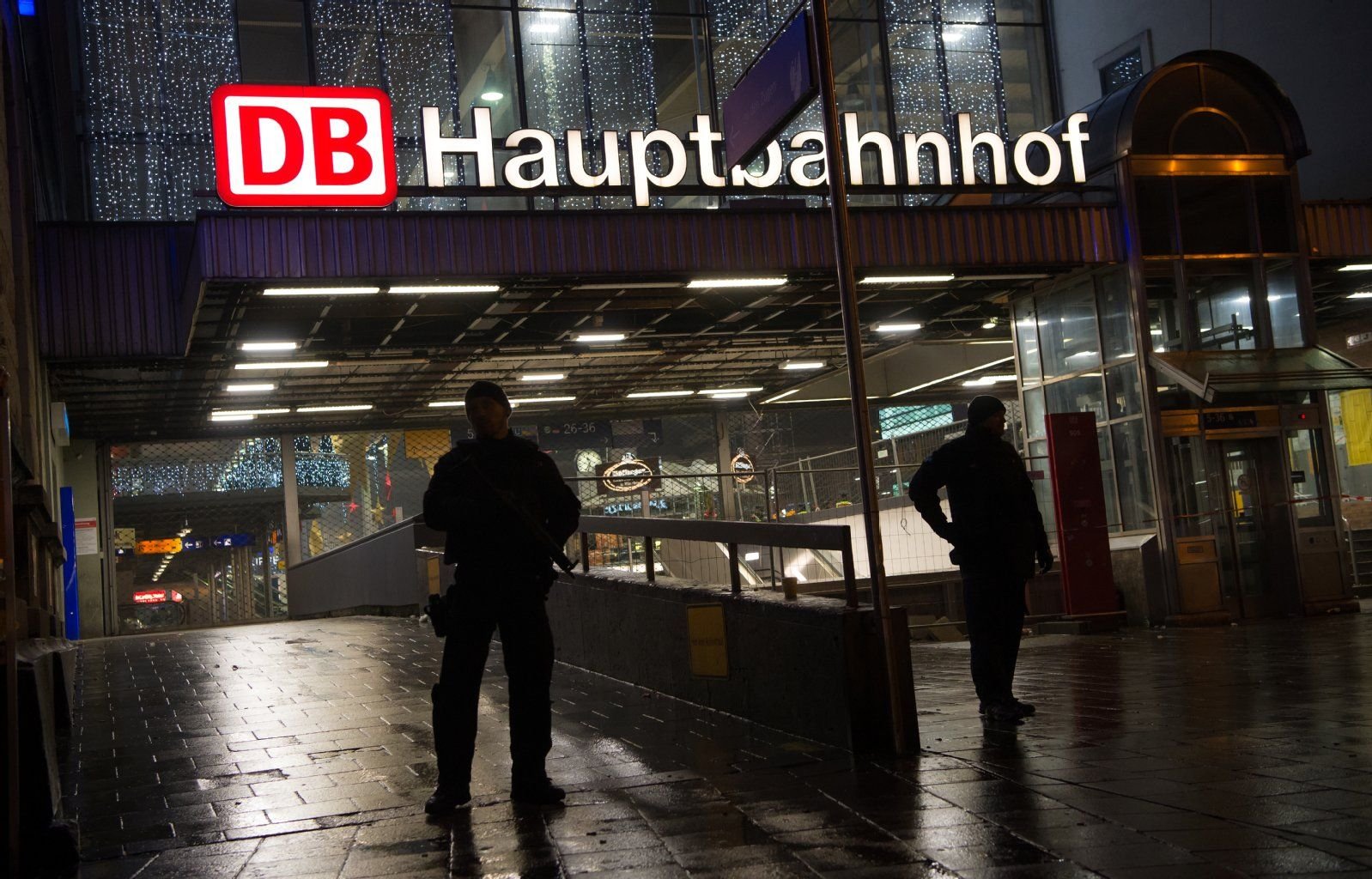 Die Polizei in München hat am Silvesterabend vor einem Terroranschlag in der bayerischen Landeshauptstadt gewarnt und den Hauptbahnhof evakuiert.