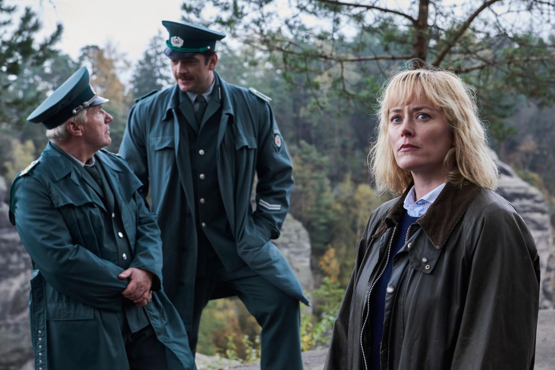 Bei den Ermittlungen um einen Mädchenmord bekommen die beiden DDR-Polizisten Lothar Wieditz (Jörg Schüttauf, l-r) und Karl Albers (Ronald Zehrfeld) Unterstützung von Nadja Paulitz (Silke Bodenbender), einer Kommissarin aus der BRD.