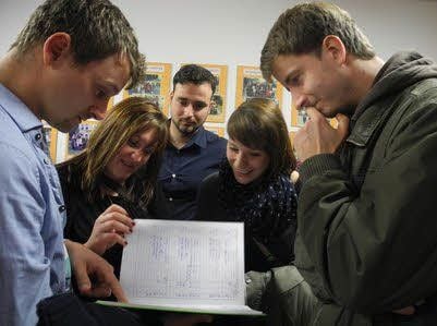 Neugierig blättern (v.l.) Marcel Kunze, Aileen Friedrich, Christian Rühlicke, Jenny Tänzer und Denny Horst in ihren alten Klassenbüchern.