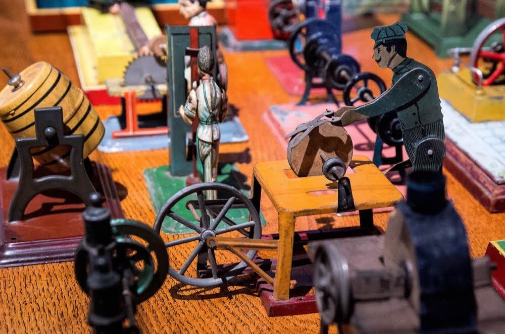 Der Scherenschleifer und die anderen Figuren aus Blech sind mehr als 100 Jahre alt und bewegen sich mit Hilfe einer Dampfmaschine.