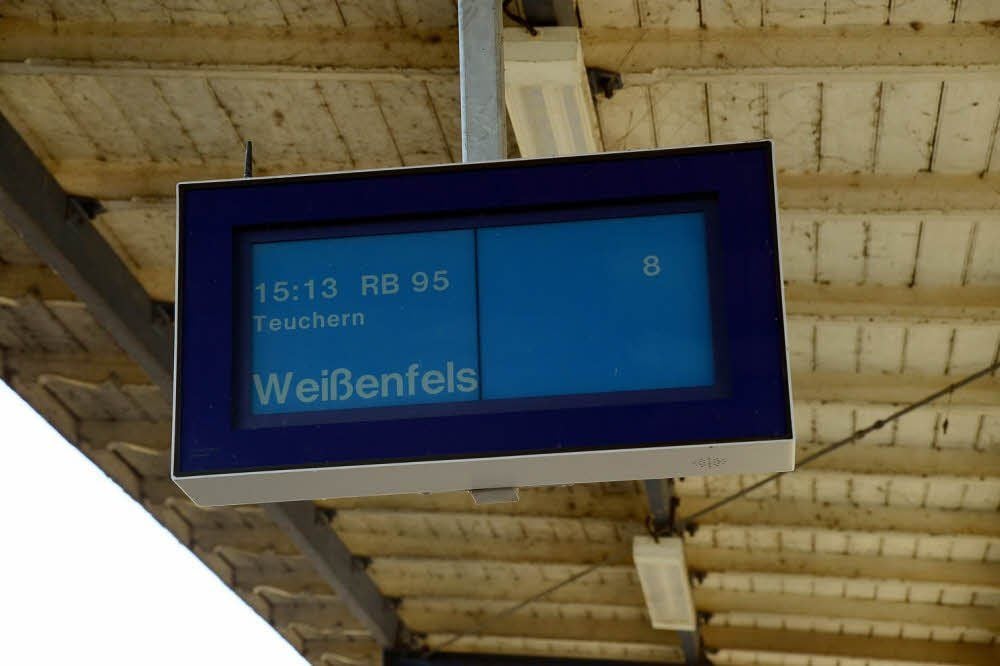 Die Tafel auf dem Bahnsteig in Zeitz sagt nicht etwa: Zug wegen Streiks aus, sondern lässt die Reisenden glauben, dass die Bahn fährt.
