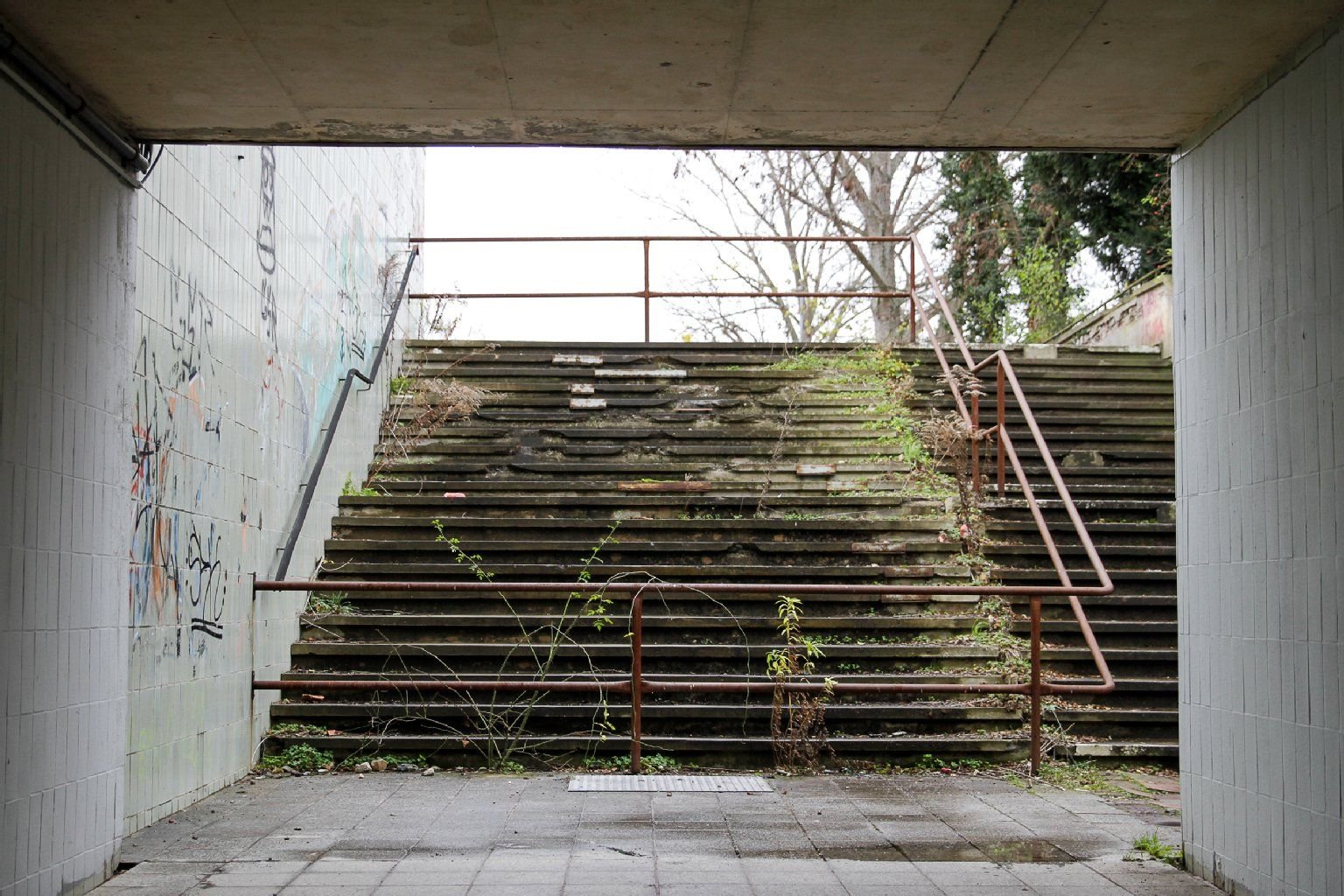Ein Teil des Treppenaufgangs am Bahnhof in Profen ist abgesperrt. Auch der noch zur Verfügung stehende Teil ist in keinem guten Zustand.