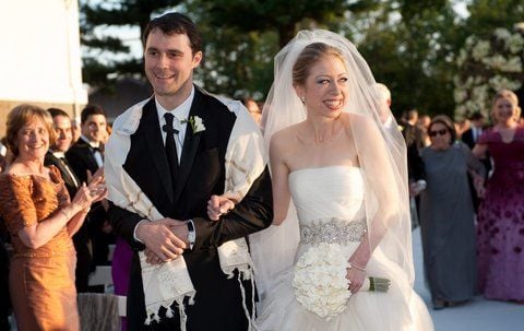 Chelsea Clinton (r.) und Marc Mezvinsky haben am Sonnabend geheiratet. (FOTO: DPA)