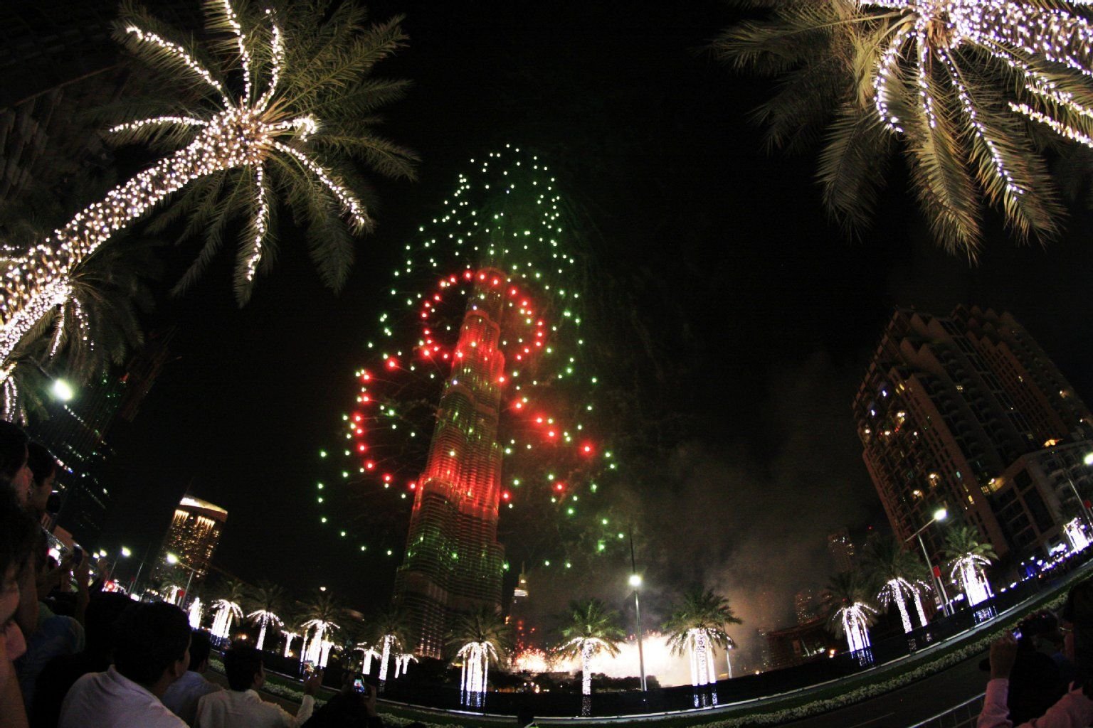 Feuerwerk rund um den Burj Khalifa in Dubai. Nur wenige hundert Meter entfernt steht ein Luxushotel in Flammen.
