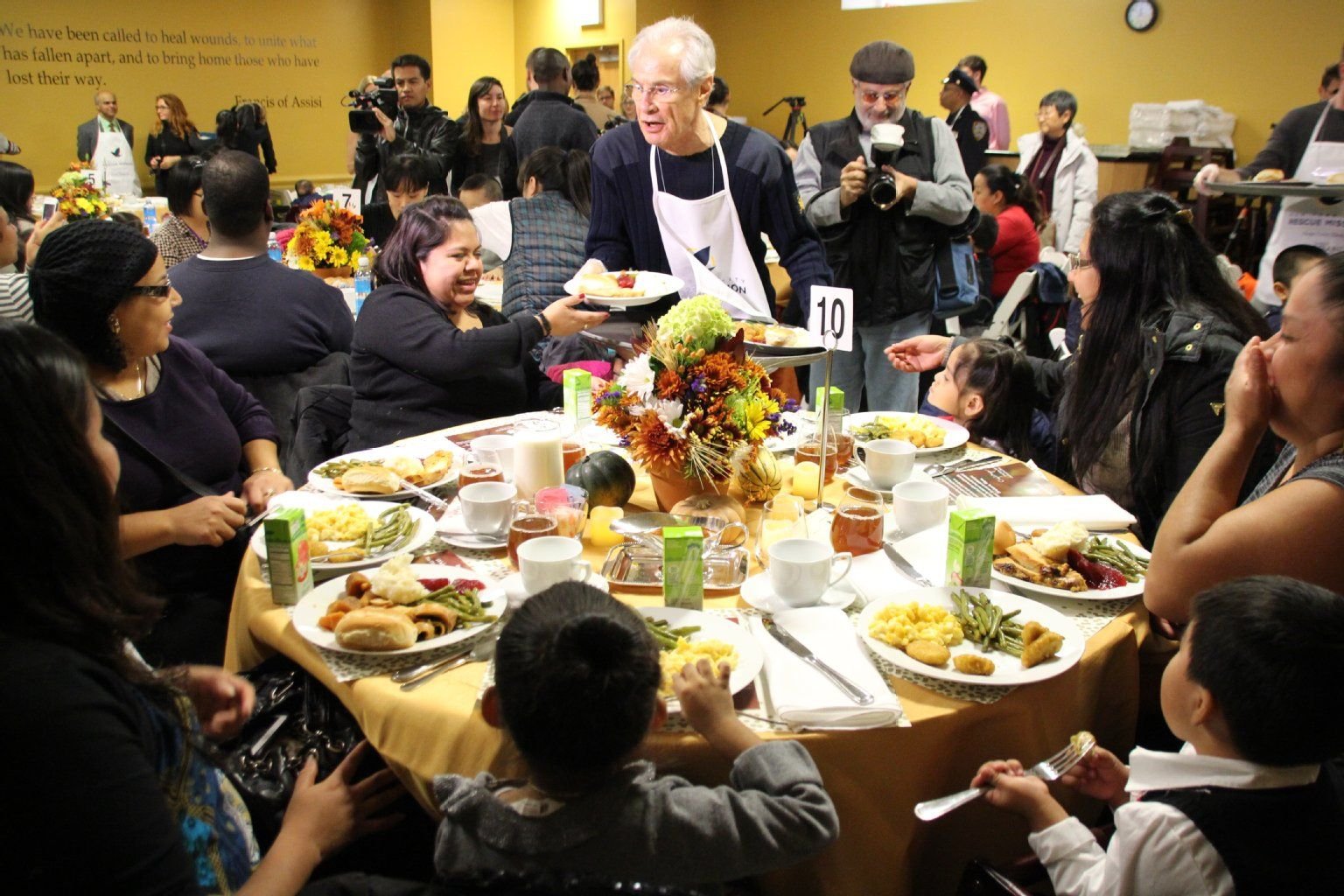 Obdachlose Mütter mit ihren Kindern während einer seltenen warmen Mahlzeit. Organisiert von der Hilfsorganisation "New York City Rescue Mission".
