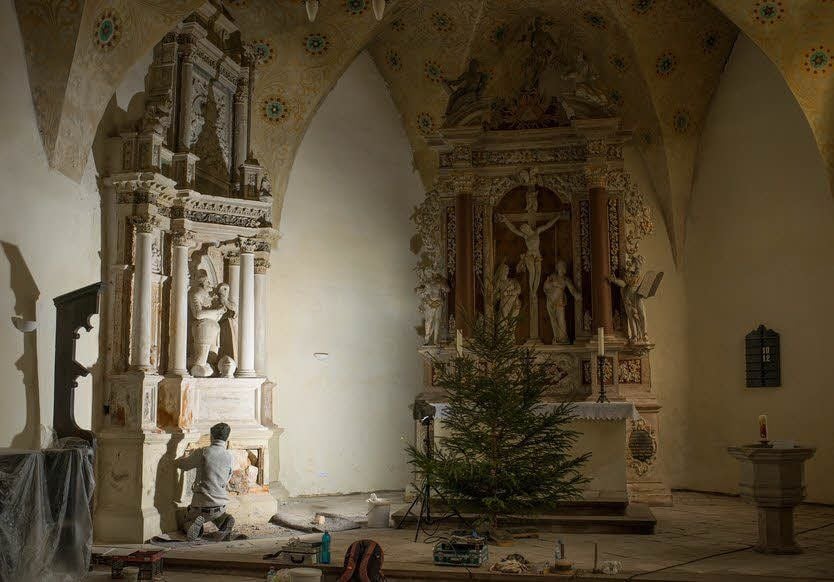 Die Schäden am Epitaph in der St.-Sixtus-Kirche Ermsleben werden erfasst und untersucht.