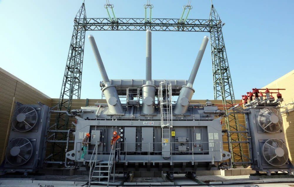 Hier stehen fast 340 Tonnen. Dieser zweite Großtransformator wird gegenwärtig im Umspannwerk Schweinitz angeschlossen.