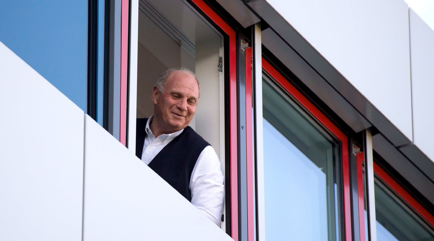 Uli Hoeneß hat bei Antenne Bayern angerufen und spontan 10.000 Euro gespendet.