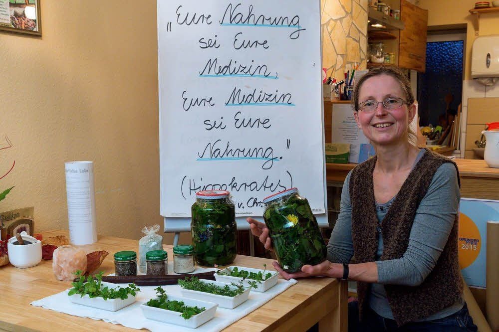 Gudrun Mihajlov hat Wildkräuter gesammelt und sie in Wasser eingelegt. Den Sud kann man trinken.