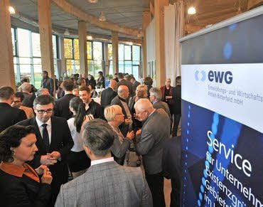 Mit einer Festveranstaltung im Wasserzentrum Bitterfeld ist am Montag an die Gründung der Entwicklungs- und Wirtschaftsförderungsgesellschaft (EWG) Anhalt-Bitterfeld vor 25 Jahren erinnert worden.