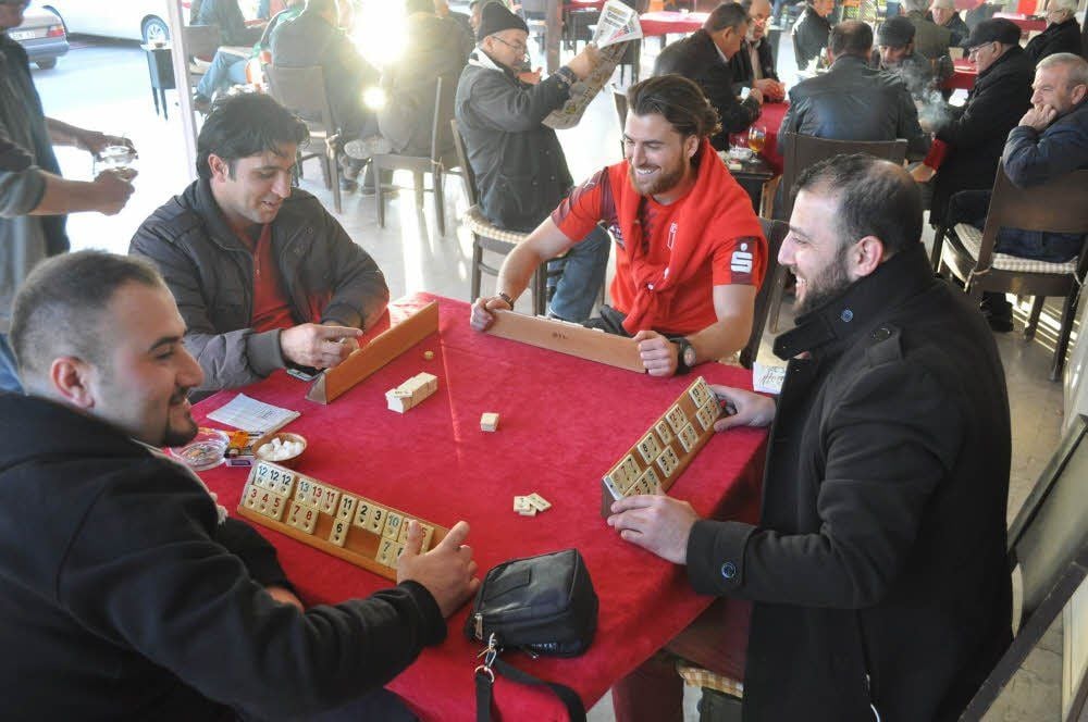 Selim Aydemir kehrte diesmal für die MZ zurück nach Lara, einem Stadtteil von Antalya. Dort spielte er in einem türkischen Café mit alten Bekannten Karten - und hatte sichtlich Spaß dabei.