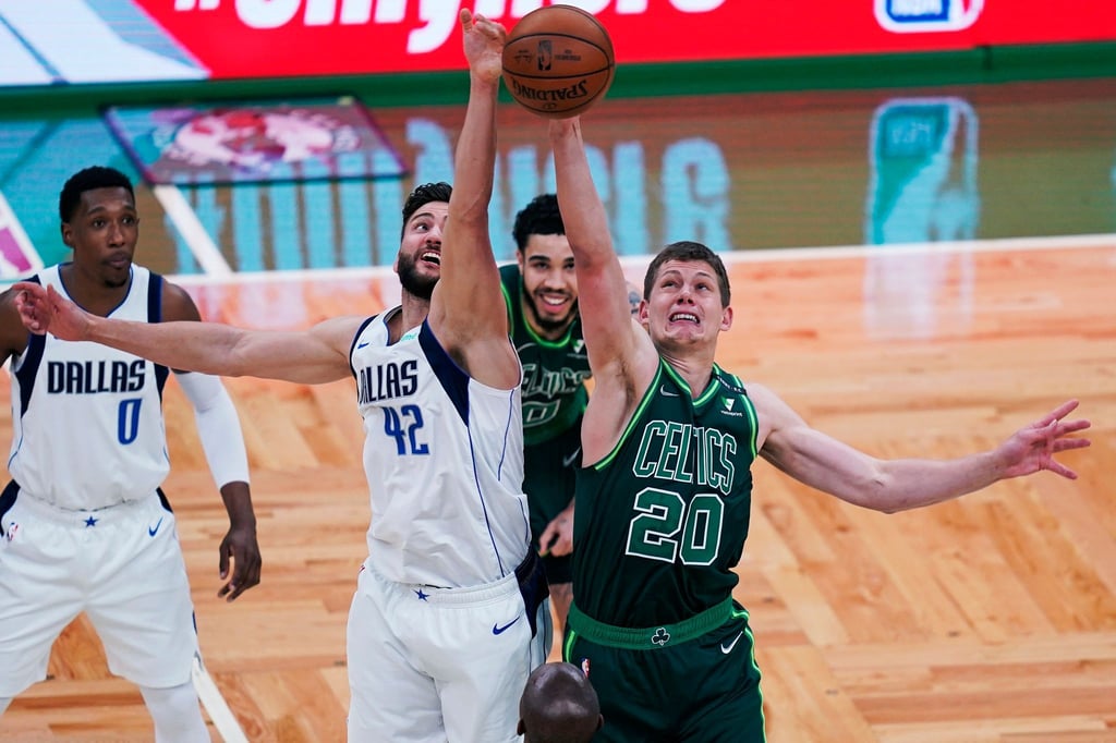 Steht vor einem Wechsel zu Orlando Magic: Moritz Wagner (r) im Trikot der Boston Celtics.