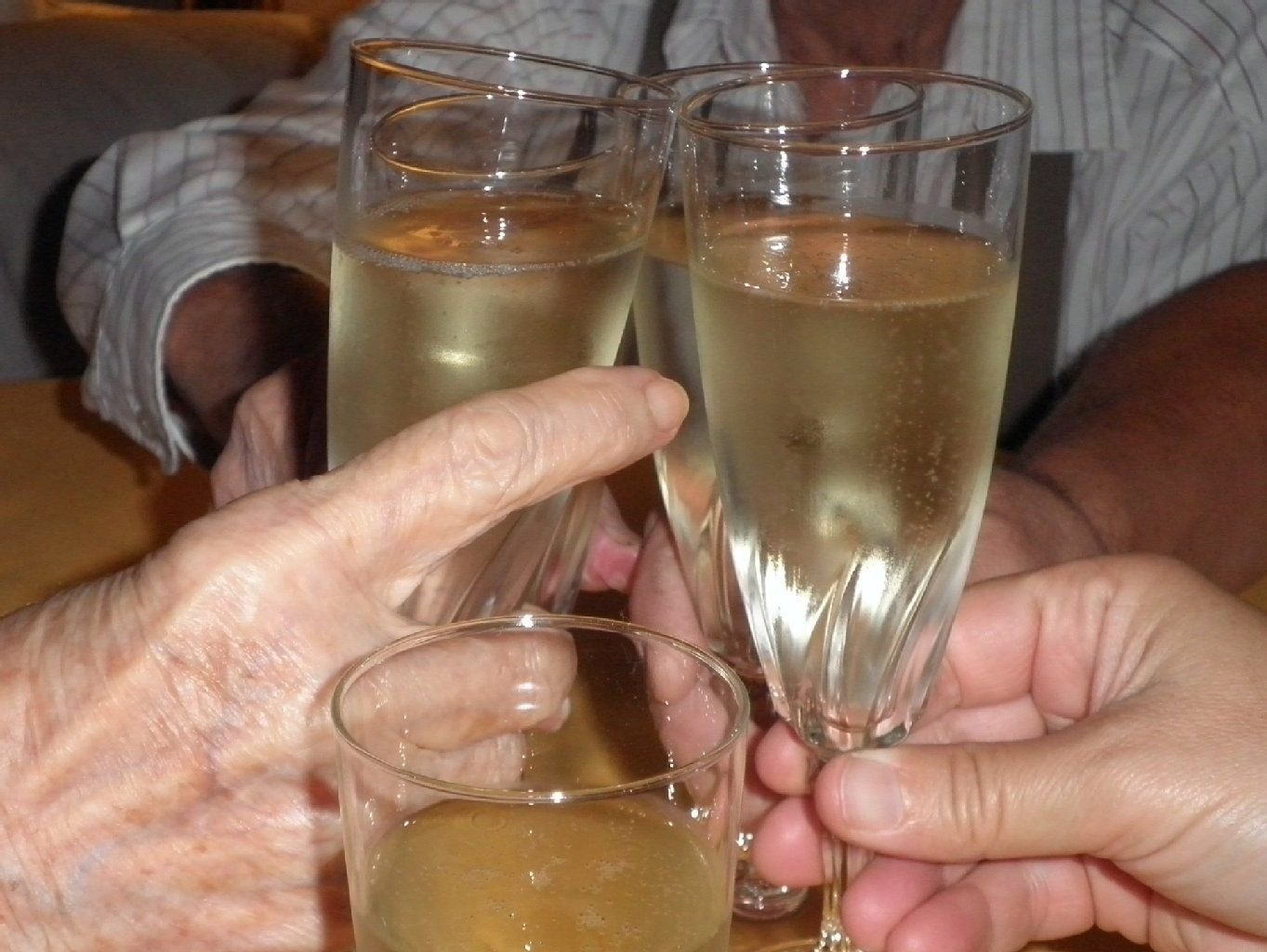 An Silvester wird angestossen.