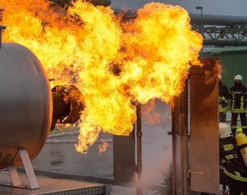 Bei der Übung wurde unter anderem ein Brand an einem undichten Benzintank nachgestellt.