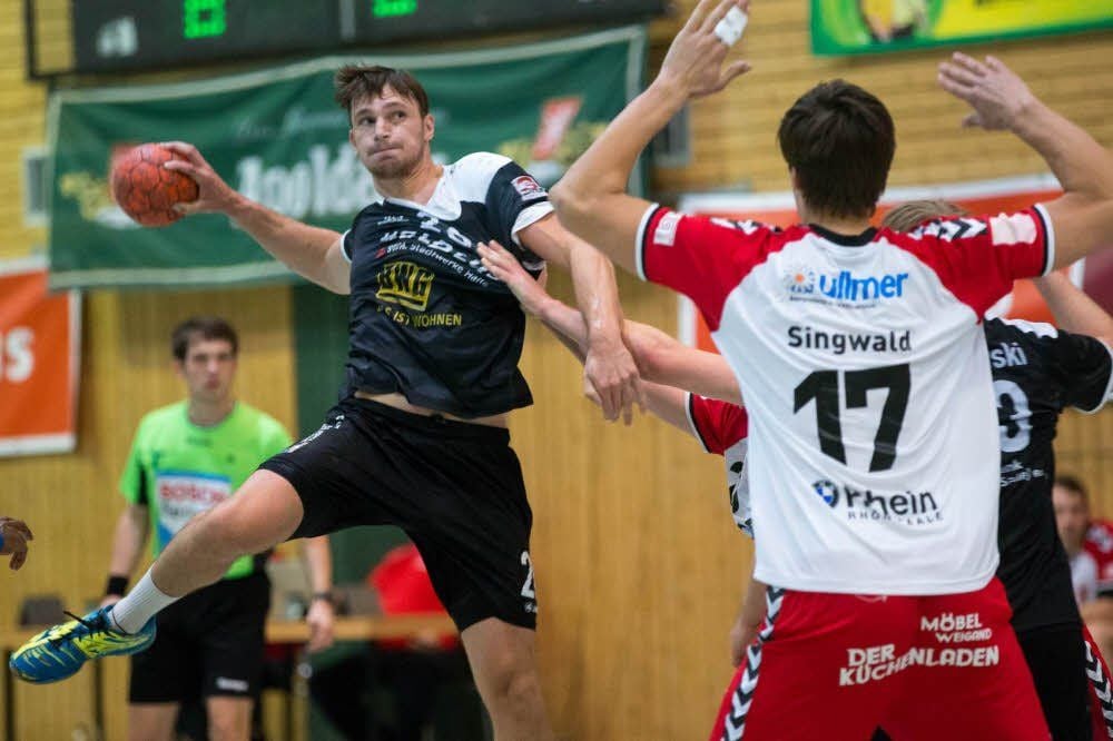 Mit seinen zehn Treffern war Pierre Sogalla (am Ball) der Garant für den ersten Saisonsieg des USV Halle.