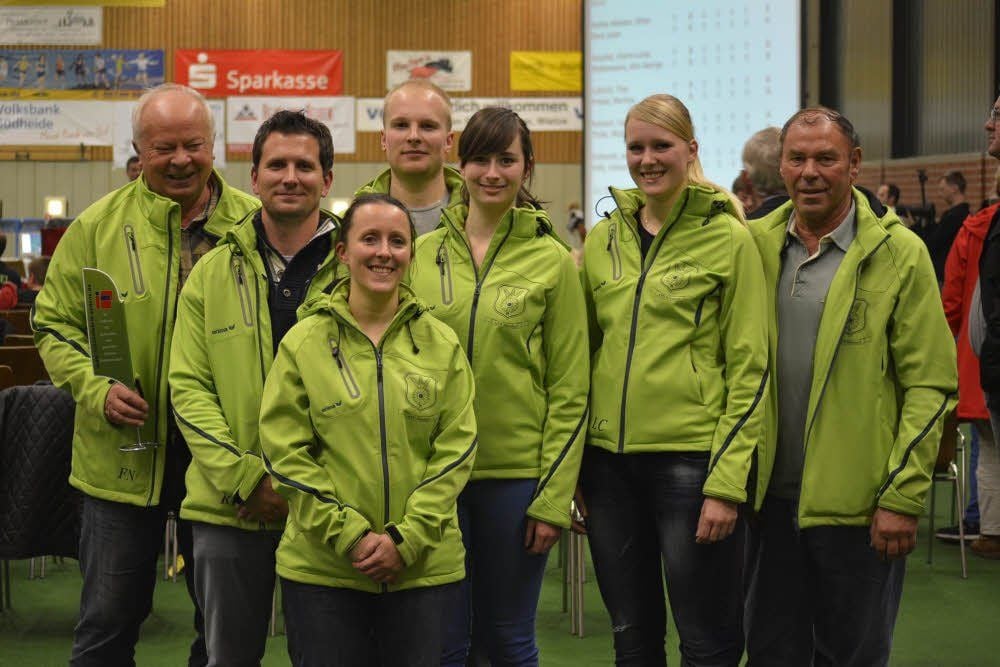 Die Gölzauer Mannschaft freut sich nach dem ersten Sieg des Wochenendes (v. l. n. r.): Trainer Fritz Naumann, Richard Bennemann, Jana Rossow, Illia Charheika, Charleen Bänisch, Lena Cramer, Trainer Reiner Pfeil.