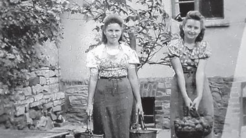 Margot Müller (rechts) 1941 zu Besuch in Klein Bartensleben. Selbst wenn sie zu Besuch war, hat sie geholfen. Links ein anderes „Pflichtjahr- Mädchen“.