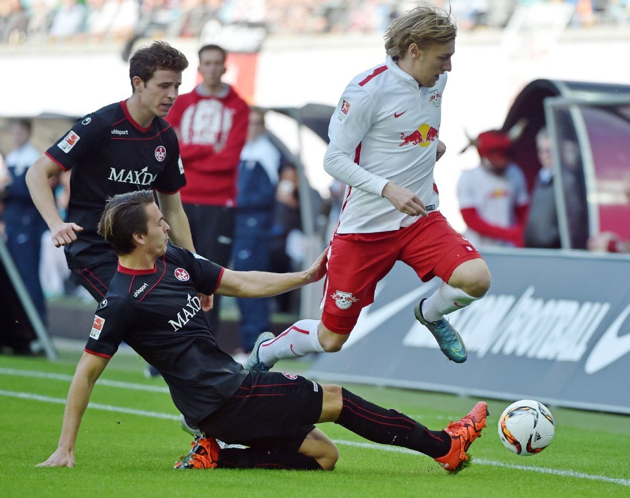 RB Leipzig - 1. FC Kaiserslautern: Leipzigs Emil Forsberg (r.) und Kaiserslauterns Lukas Görtler (unten) kämpfen um den Ball.