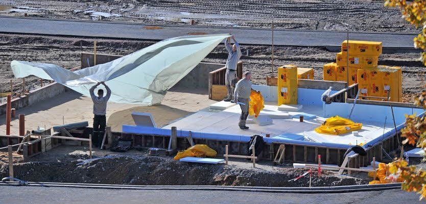 Für ein neues Haus wird die Dämmung für die Bodenplatte verlegt.