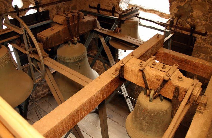 Die Glocke im Kirchturm.