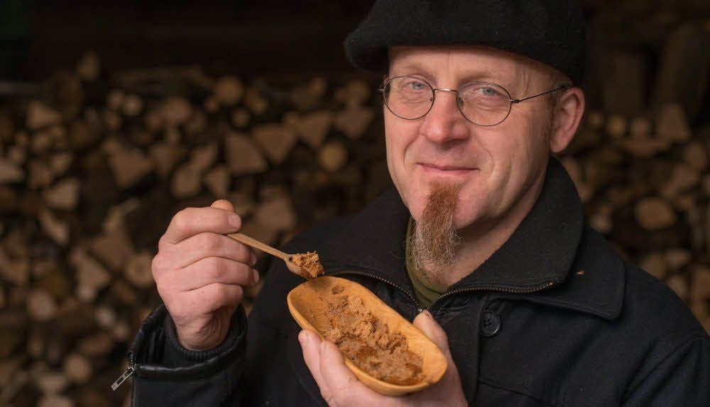 Der Punsch hat Jörg Büchel gleich fasziniert, mag er doch besonders das Brauchtum seiner Heimat.