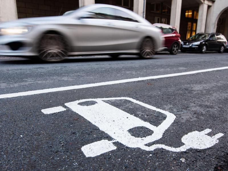 Eine Studie prognostiziert, das 2030 mehrheitlich E-Autos auf den Straßen unterwegs sein werden. Foto: Julian Stratenschulte/dpa
