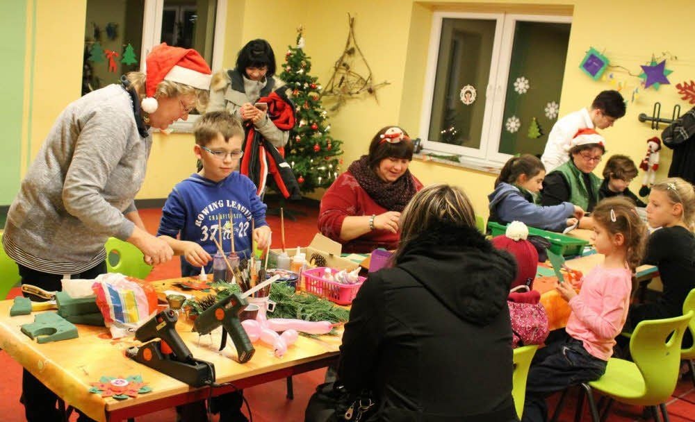 In der Weihnachtswerkstatt bastelten die Kinder kleine Geschenke.