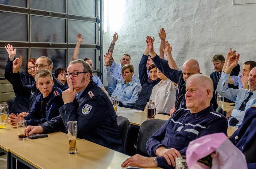 Die Kameraden wählten per Handzeichen ihre Führung.