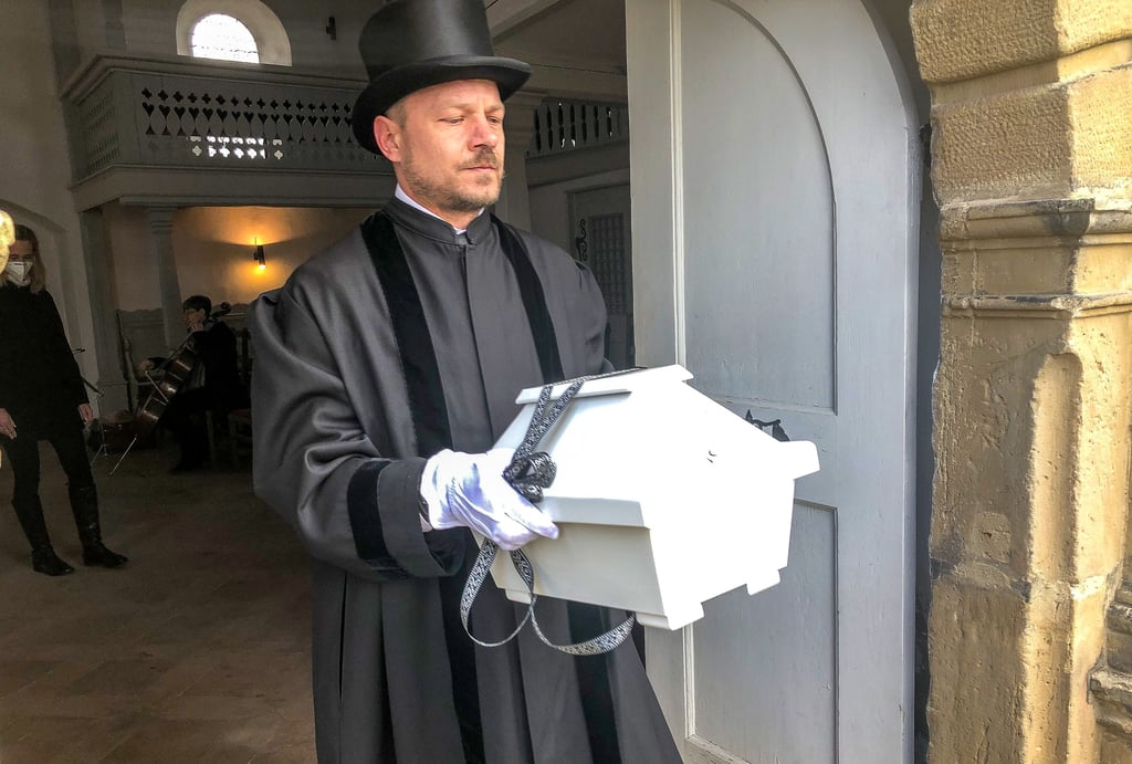 Michael Burck vom Bestattungshaus Avalon trägt den kleinen Sarg.
