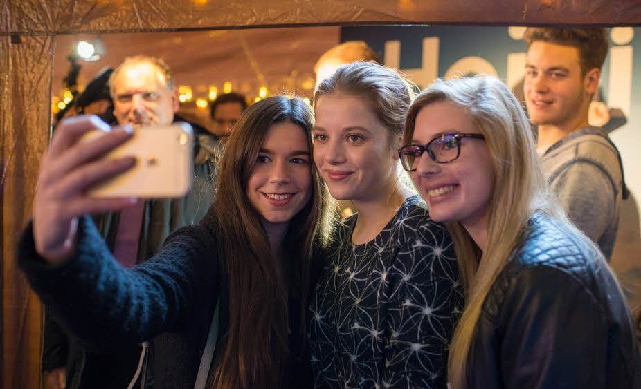 Statt mit Heidi (Anuk Steffen) mussten die Selfieknipserinnen mit Hausmädchen Tinette (Jella Haase) vorlieb nehmen.