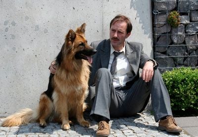 «Mensch Kotschie»: Jürgen Kotschie (Stefan Kurt, r.) sitzt neben Hansi. (FOTO: DPA)