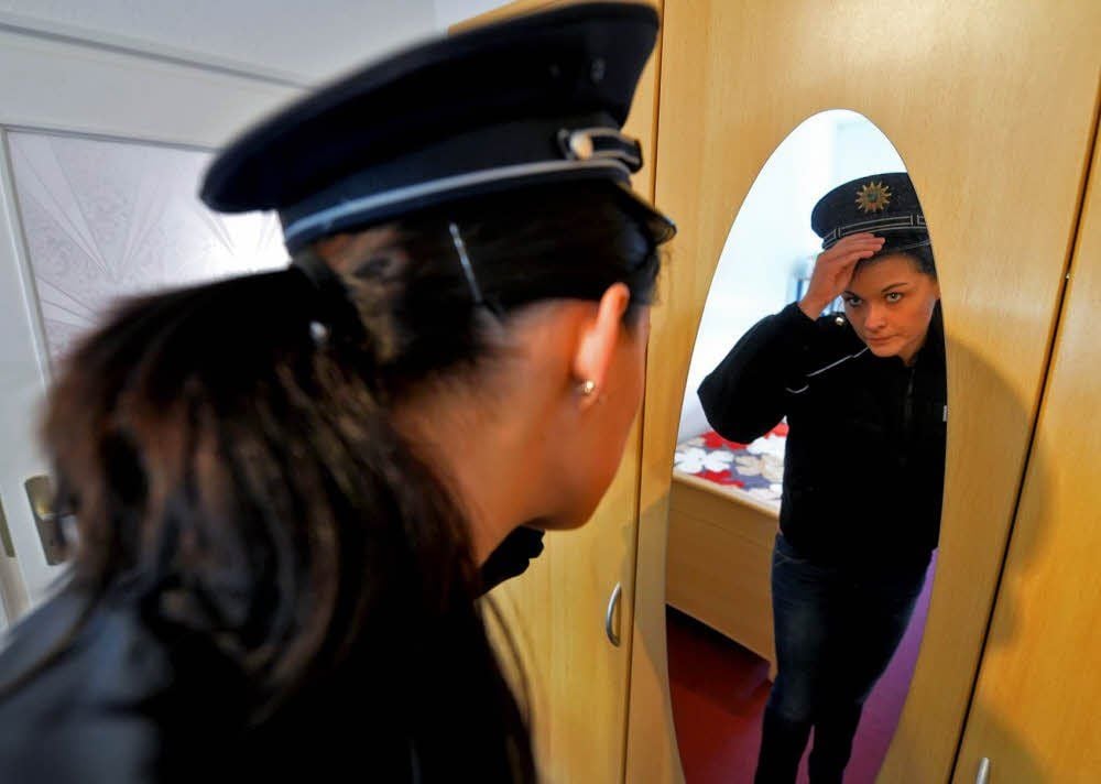 Sissy probiert zum Studienbeginn ihre Uniform.