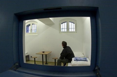 Blick durch die Türklappe in eine Zelle der Justizvollzugsanstalt (JVA) Magdeburg. (FOTO: DPA)