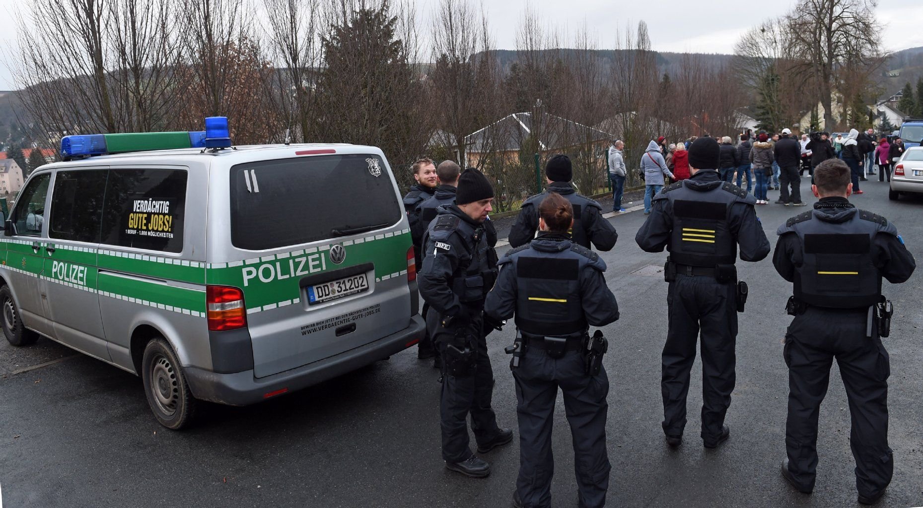 Polizisten sichern in der Nähe einer Erstaufnahmeeinrichtung in Chemnitz-Einsiedel. Zuvor hatten Gegner der Erstaufnahmeeinrichtung versucht, den Einzug von Asylsuchenden in der Einrichtung zu verhindern.