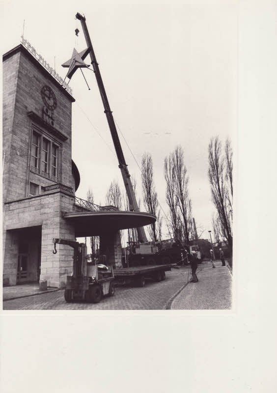 Im Winter 1990 wird der rote Stern runtergenommen.