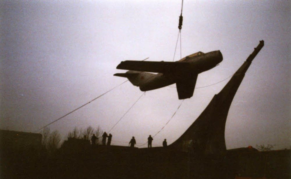 Der letzte „Flug“ der Mig 15 in Merseburg im Jahr 1990. Im unteren Bild ist die Lenin-Statue beim Abtransport im Jahr 1997 zu sehen.