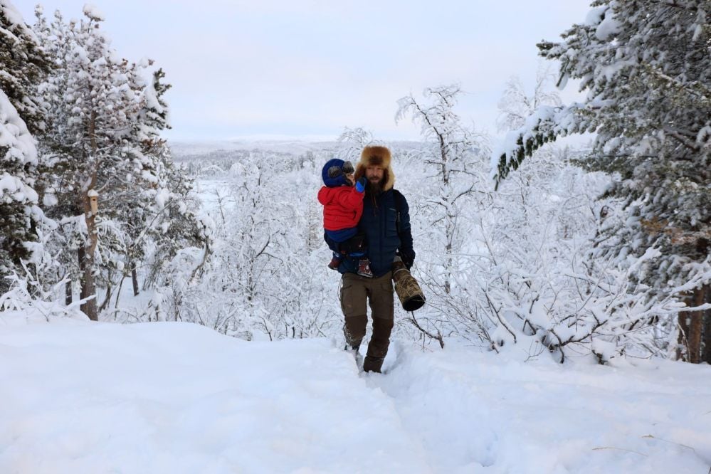 Schnee, Schnee und Schnee und mittendrin Falko Heidecke mit Tochter Kea