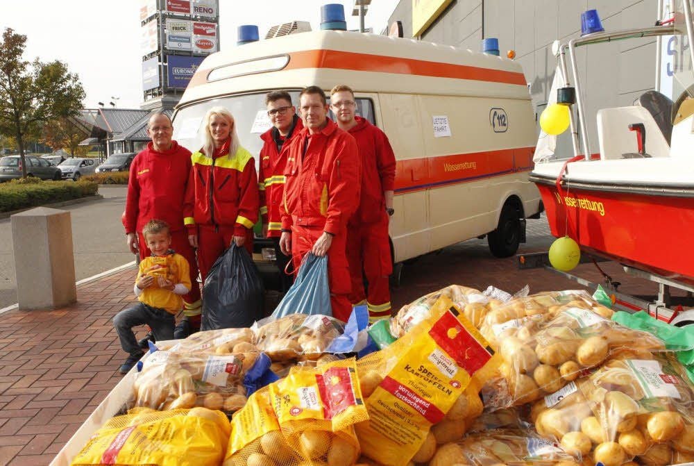 Eine große Kiste mit Kartoffeln hielten die Mitglieder der DLRG Eisleben/Mansfelder Seekreis am Rewe-Markt in Eisleben vor. Die Kartoffeln konnten gegen Altkleider getauscht werden.